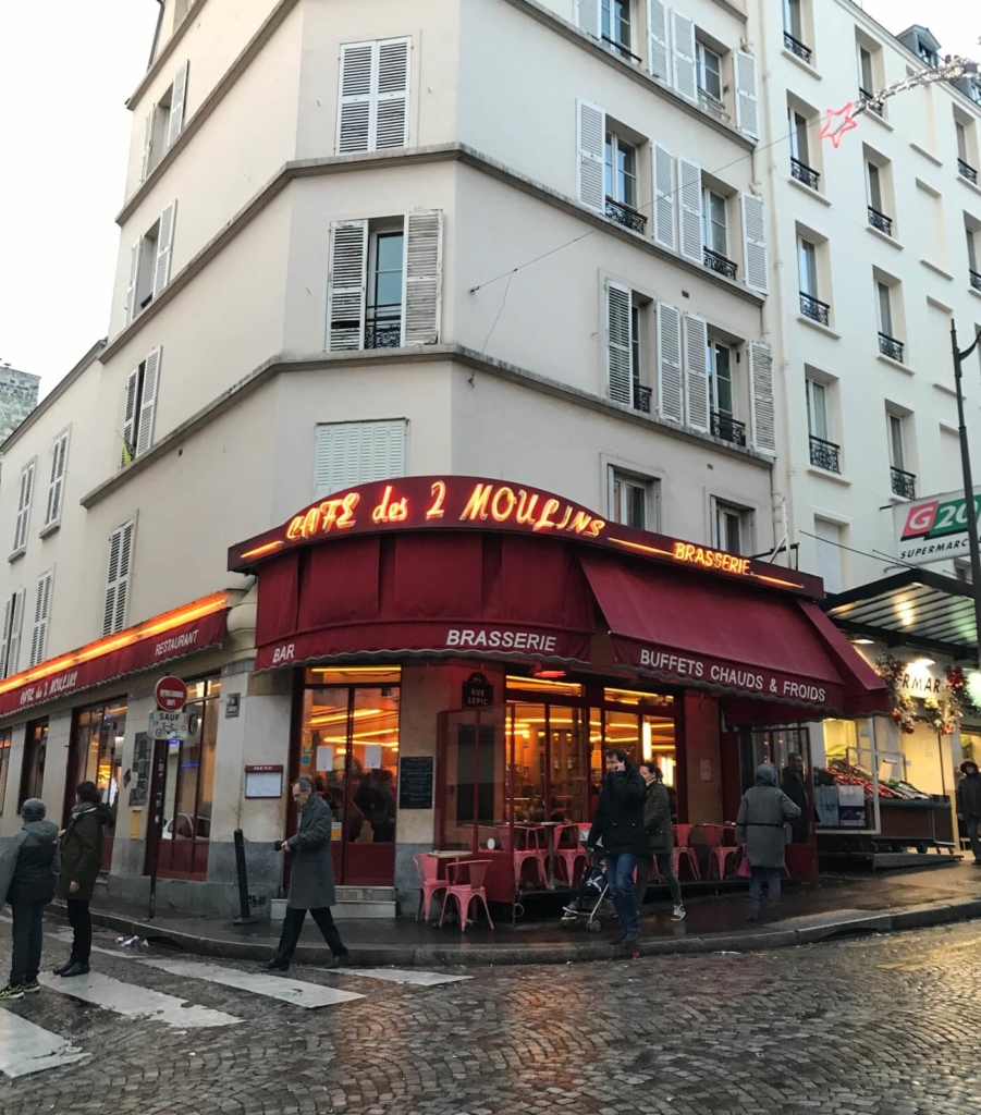 フランス パリ にある アメリ のロケ地になったカフェへ 映画に出てくるクリーム ブリュレのお味は トトの映画と一人旅