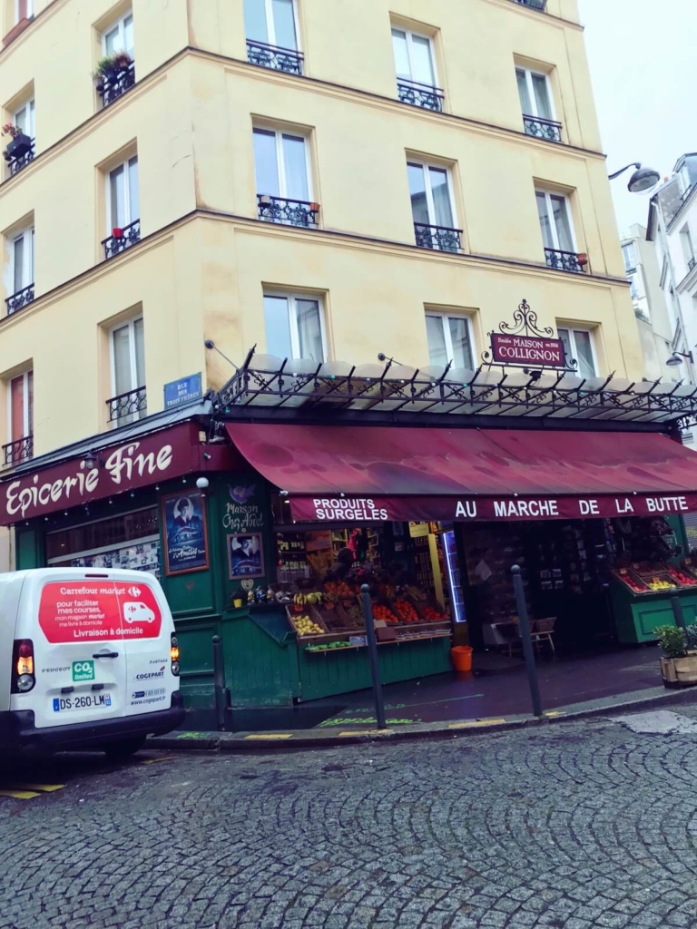 フランス パリ にある アメリ のロケ地になったカフェへ 映画に出てくるクリーム ブリュレのお味は トトの映画と一人旅